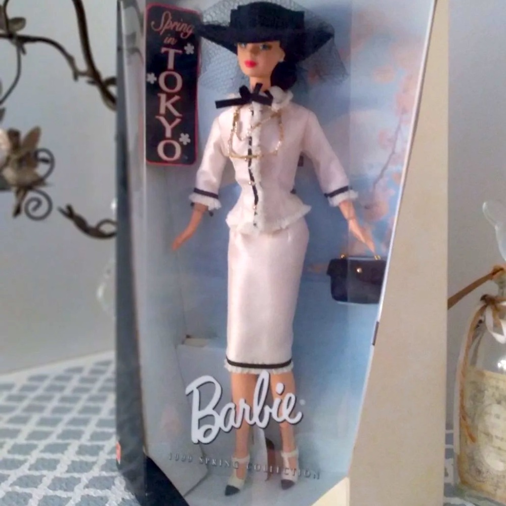 City Seasons Collection: Spring in Tokyo Barbie - Picture 3 of 12